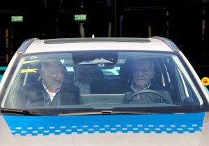 پزشکیان پشت فرمان تاکسی برقی نشست+فیلم