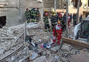 آوار ساختمان سه‌طبقه در بلوار الغدیر تهران؛ نجات ۴ مصدوم از زیر آوار