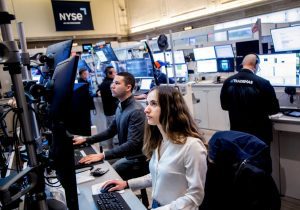 بازارها در آستانه انتشار داده‌های کلیدی؛ دلار دوباره جان می‌گیرد؟