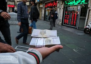 معامله گران بازار سهام و ارز دست به عصا شدند