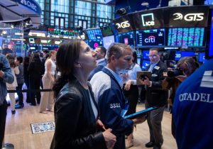 سایه تنزل رتبه اعتباری آمریکا بر بازارهای جهانی؛ طلا و دلار به کدام سو می‌روند؟