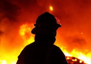 آتش‌سوزی مجتمع ونوس انزلی ادامه دارد