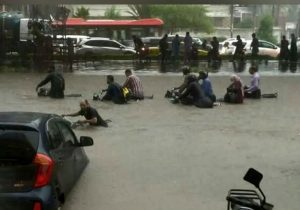 کراچی را سیل برد؛ باران جان ۱۰ نفر را گرفت