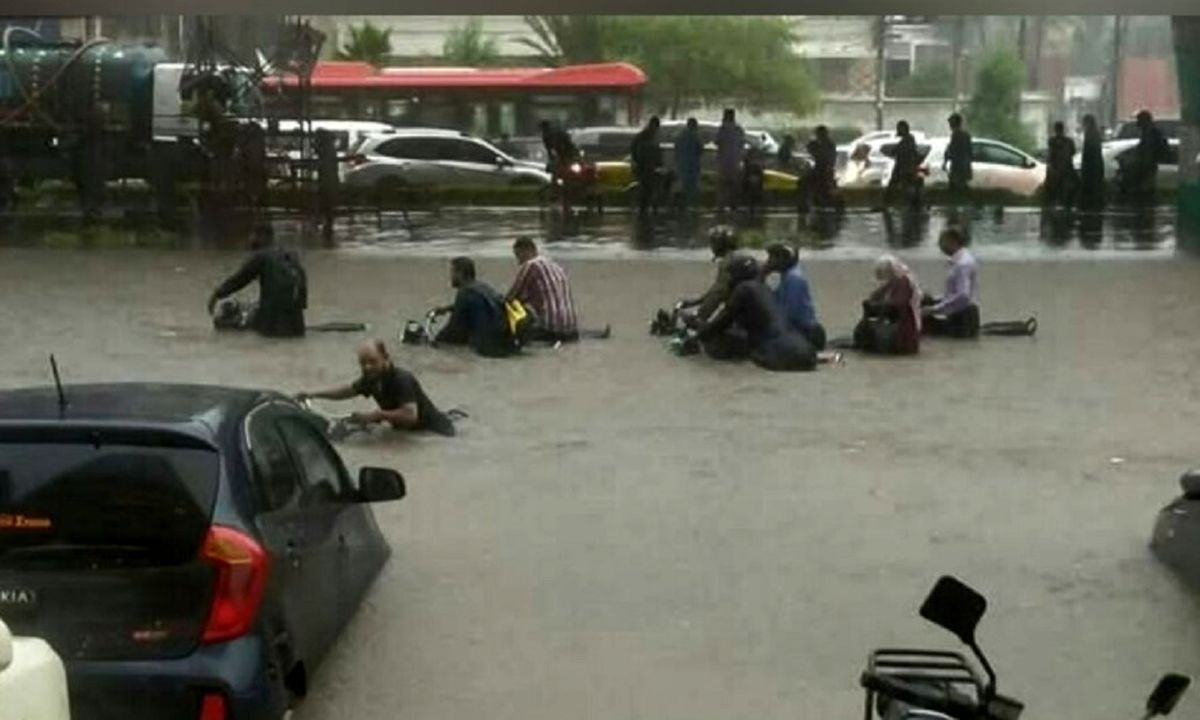 کراچی را سیل برد؛ باران جان ۱۰ نفر را گرفت