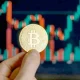 ثبات قیمت بیت کوین در آستانه سال ۲۰۲۶؛ نشانه‌هایی از آماده‌سازی بازار مشتقات