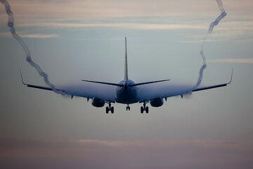 چرا نور کابین هواپیما موقع فرود و برخاستن کم می‌شود؟