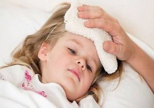 دوش آب سرد، کودک تب‌دار را وارد شوک می‌کند