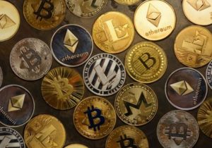 آخرین قیمت رمزارزها/ بیت‌کوین صعود تا پشت مرز ۸۳ هزار دلار و تتر همچنان در مسیر کاهش قیمت