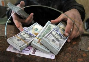 فروش دلار توسط شعب برخی بانک‌ها / بانک مرکزی پس از شوک قیمتی به بازار دست به کار شد