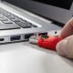 علامت D کنار پورت USB به چه معنایی است؟